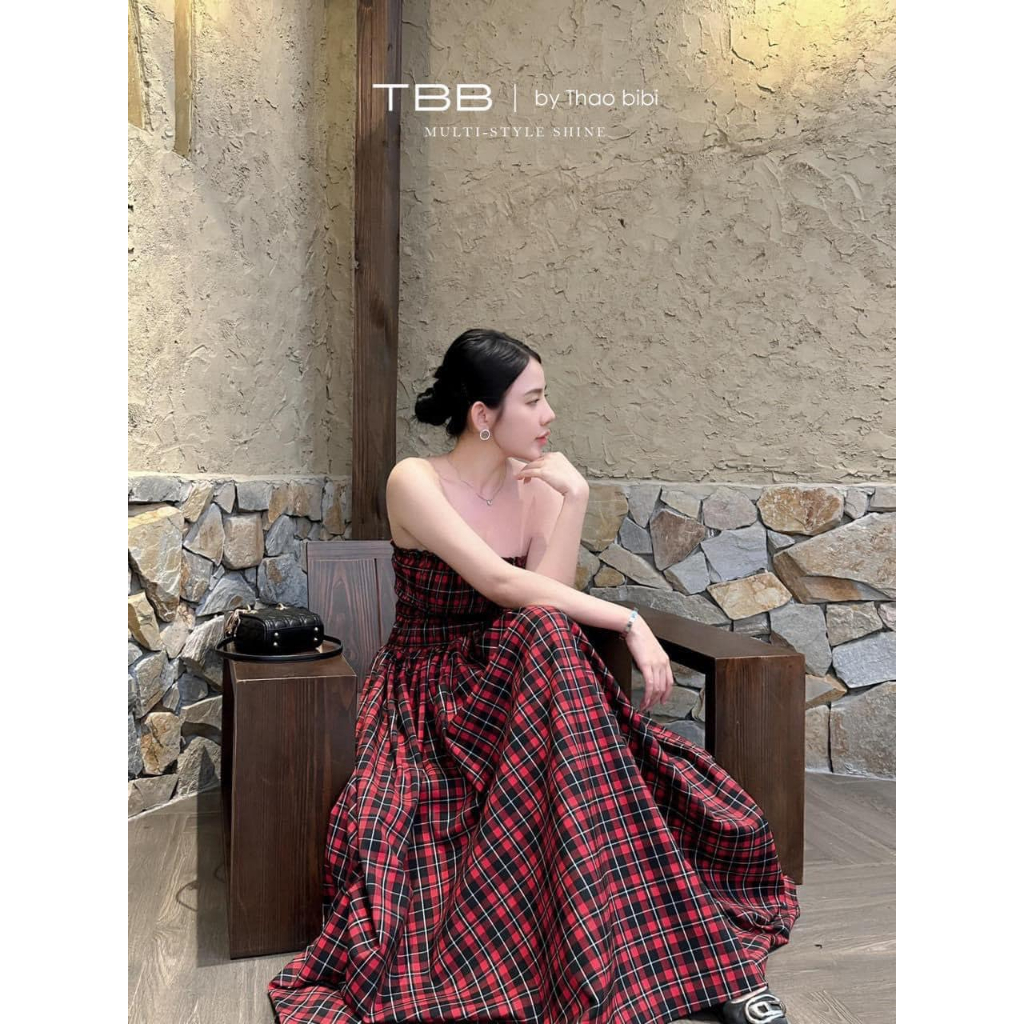 Đầm maxi kẻ đỏ kèm hoa