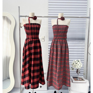 Đầm maxi kẻ đỏ kèm hoa