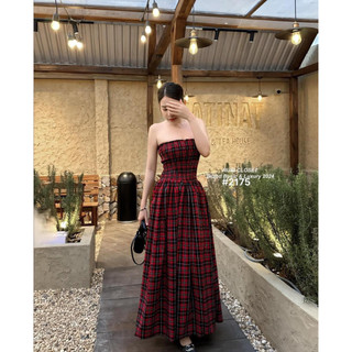 Đầm maxi kẻ đỏ kèm hoa