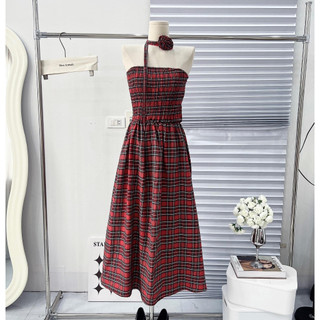 Đầm maxi kẻ đỏ kèm hoa