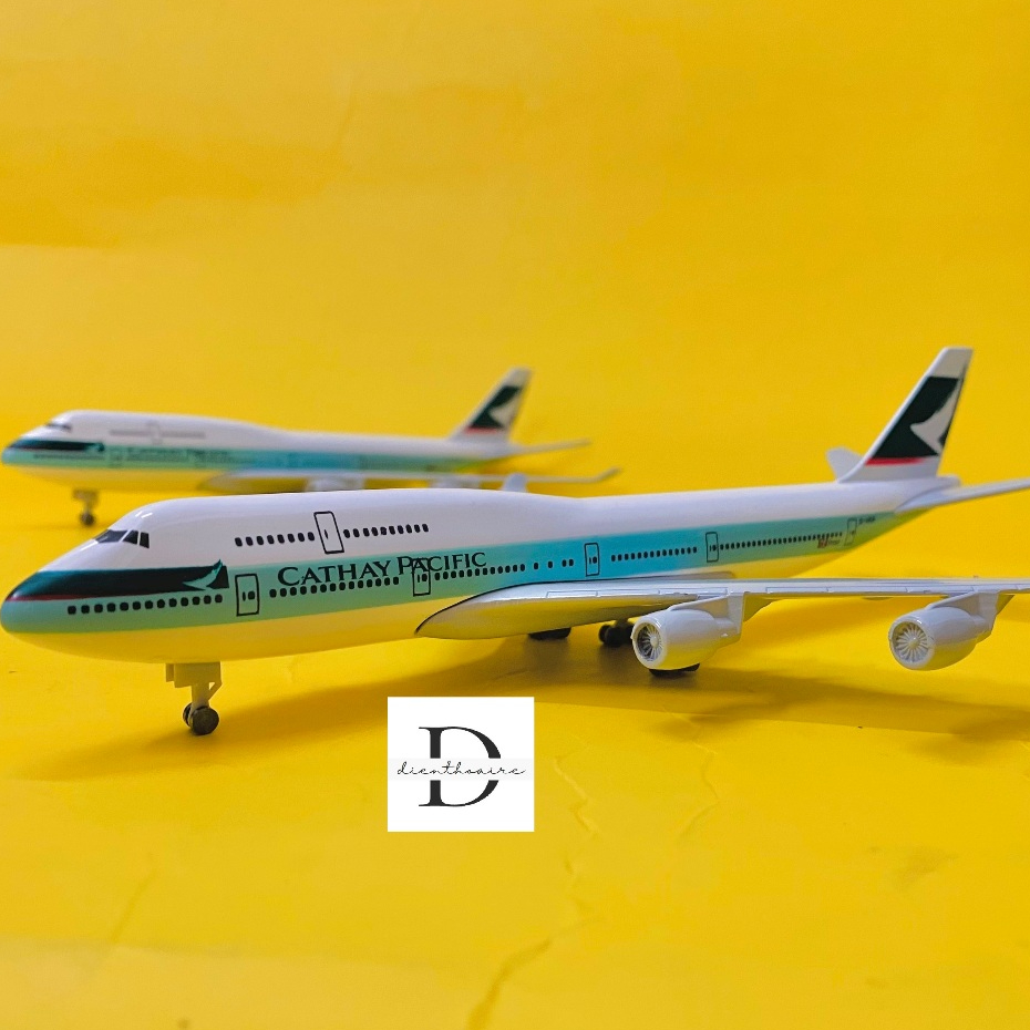MÔ HÌNH MÁY BAY BOEING 747 "CATHAY PACIFIC" 20CM CÓ BÁNH XE (FULLBOX)