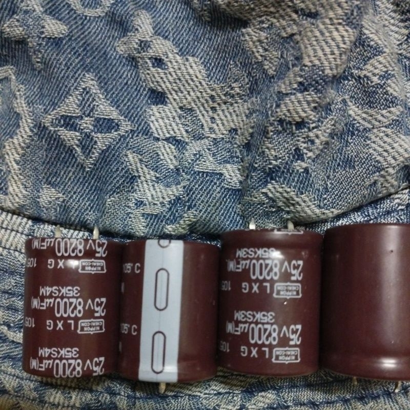 Tụ 25v -8200uf (M888)