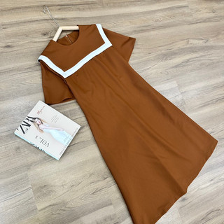 váy đen cổ viền trắng