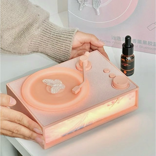 (SẴN - HOẢ TỐC) Loa bluetooth tinh dầu kiêm đèn ngủ Vinyl Round-X19 có tặng kèm tinh dầu (không bao gồm stiker như ảnh)