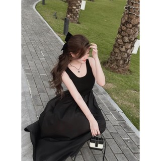 Đầm đen đan dây lưng