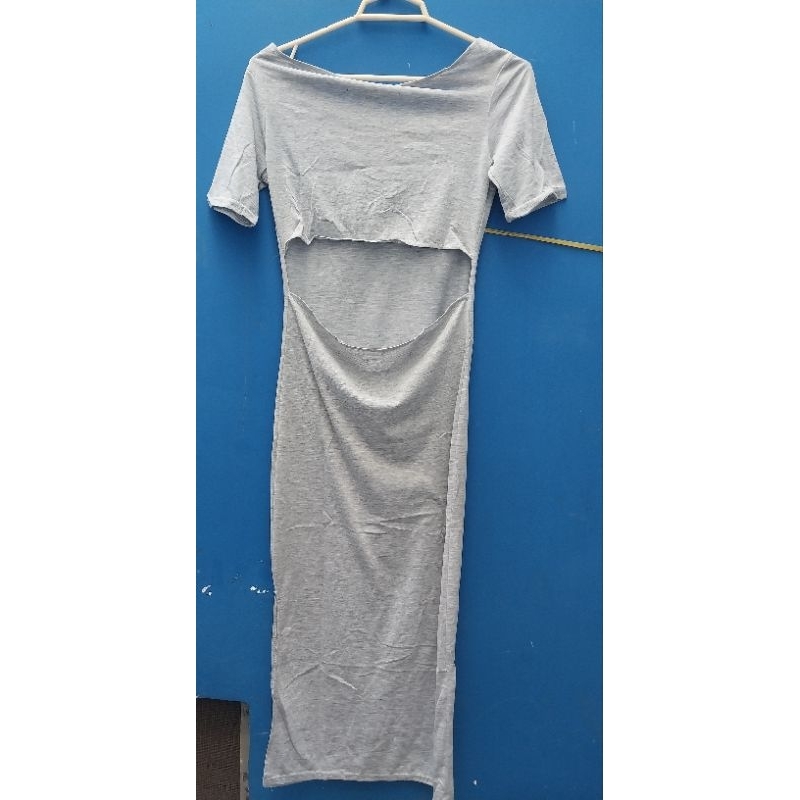TA. Áo đầm maxi hở lưng dài 120cm.
