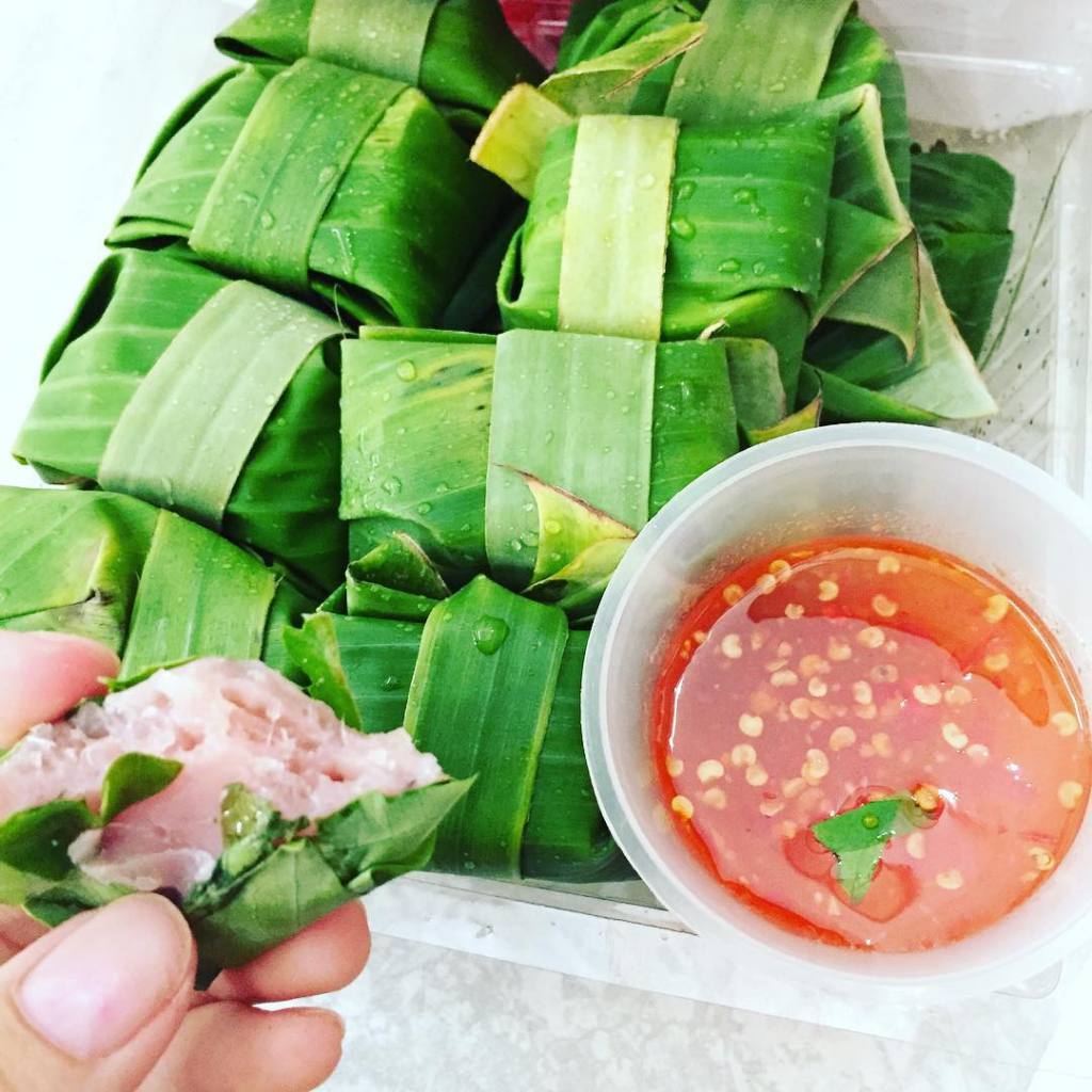 Nem chua Ninh Hòa K79 Food, nem chua quấn kèm lá chùm ruột ăn với mắm ớt và tỏi, 1 hộp 20 cái.