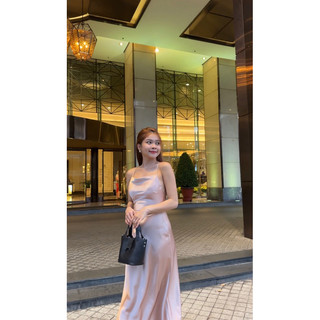 Đầm lụa cổ cao nơ lưng Mevauyen