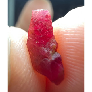 Ruby tinh thể bé, màu đỏ cực đẹp, 1.5ct