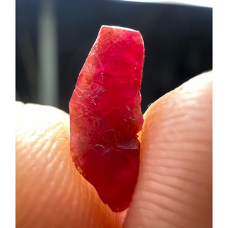 Ruby tinh thể bé, màu đỏ cực đẹp, 1.5ct