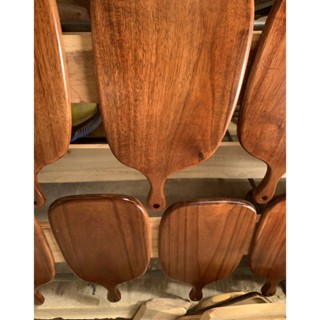 Thớt gỗ acacia có tay cầm nguyên khối chụp ảnh decor