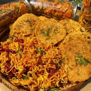 Cơm cháy mắm hành mix khô gà lá chanh hộp 300gram