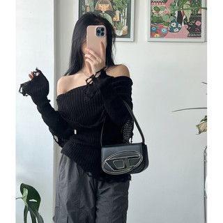Áo len đen trễ vai rách gấu