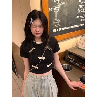 𝗺𝗶𝗲 𝘀𝘁𝘂𝗱𝗶𝗼 - SẴN Áo thun đen ngắn tay cổ tròn in nơ dáng croptop