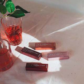 Son Dưỡng Bombshell (Màu Đỏ R.ư.ợ.u) 5gr- Scentuals