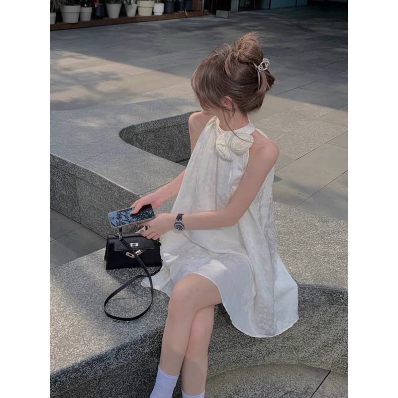 Váy Hoa Thêu Linen Cổ Yếm Kèm Hoa Dáng Suông Hàng 2 Lớp Siêu Xinh V13 | BigBuy360 - bigbuy360.vn