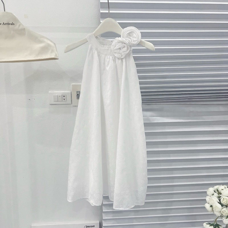 Váy Hoa Thêu Linen Cổ Yếm Kèm Hoa Dáng Suông Hàng 2 Lớp Siêu Xinh V13 | BigBuy360 - bigbuy360.vn