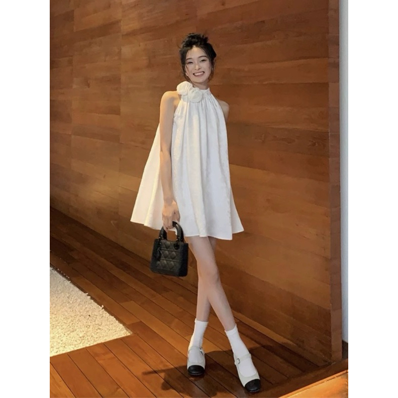Váy Hoa Thêu Linen Cổ Yếm Kèm Hoa Dáng Suông Hàng 2 Lớp Siêu Xinh V13 | BigBuy360 - bigbuy360.vn