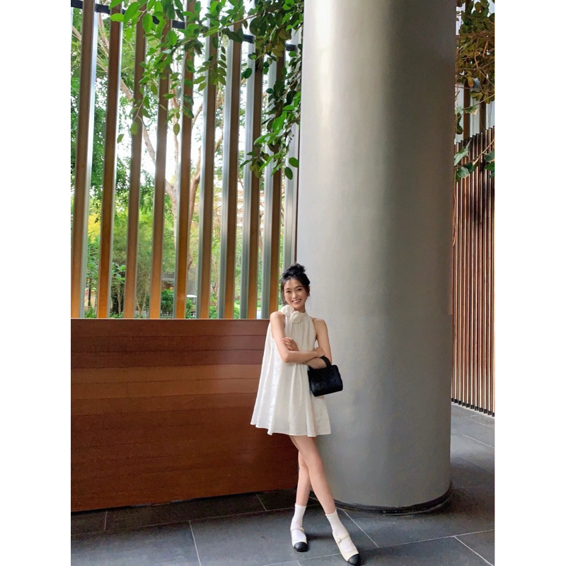 Váy Hoa Thêu Linen Cổ Yếm Kèm Hoa Dáng Suông Hàng 2 Lớp Siêu Xinh V13 | BigBuy360 - bigbuy360.vn