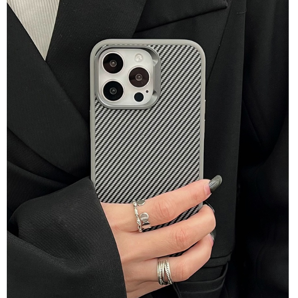 Màu Xám Titan( Ốp lưng Likgus sợi Carbon cho iPhone 15 Pro max chống bám vân tay