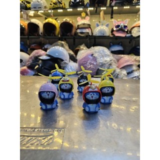 Doreamon đội mũ bảo hiểm gắn nón bảo hiểm