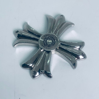 Nút chrome heart cross plus mạ bạc dùng để custom áo quần balo.