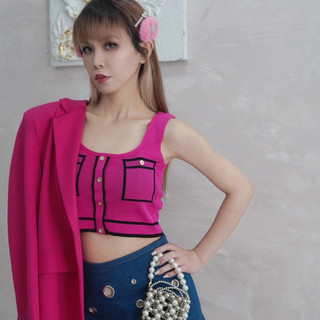 Áo croptop hồng sen phối viền đen trang trí