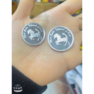 Mặt đồng xu tròn hình ngựa Mã đáo thành công bạc 99 NGỌC MẬU