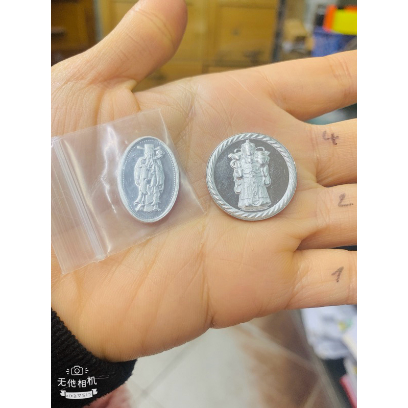 Mặt tròn bạc 99 dùng đánh gió đánh cảm hoặc bỏ ví hình ông thần tài