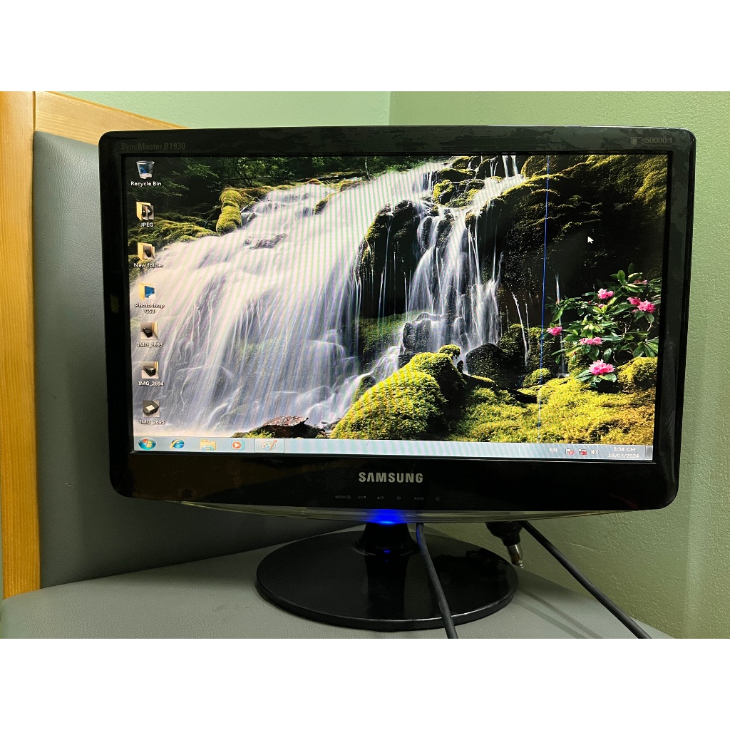 Màn hình SAMSUNG 19 inch, model SyncMaster B1930, bị 1 sọc nhỏ như trong ảnh
