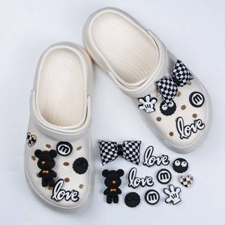 Bộ  Sticker, Charm 3D chủ đề GẤU ĐEN - NƠ CARÔ Vải  nhựa mềm 3D mạ kim gắn  Dép Sục -ĐÃ SẴN NÚT