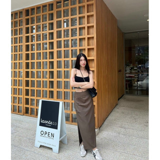 Set áo crop 2 dây đen + chân váy nâu xếp ly
