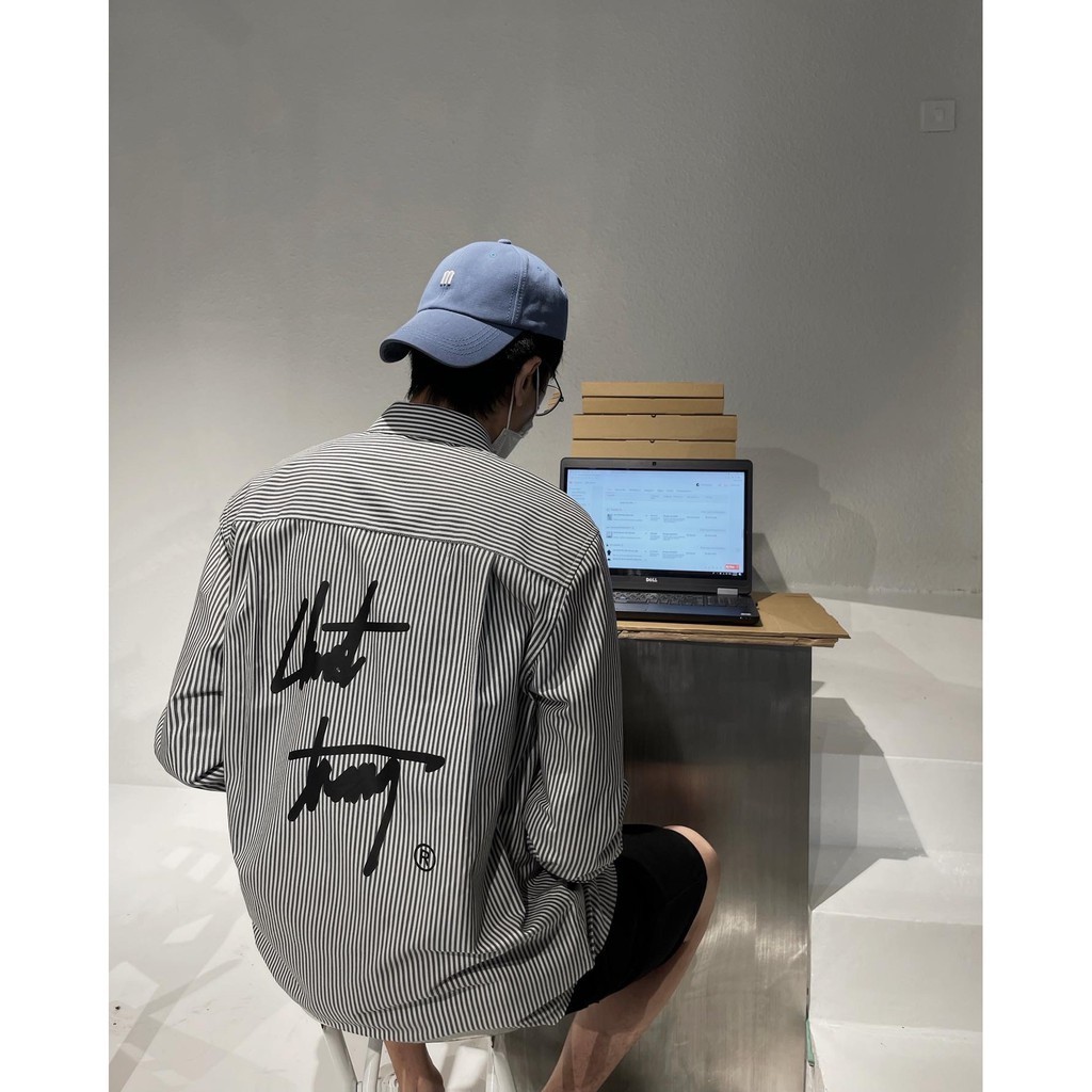 Áo Sơ Mi Kẻ Xám Dài Tay Thêu Chữ Chuột Trắng Vải Cotton Lụa Cao Cấp | BigBuy360 - bigbuy360.vn