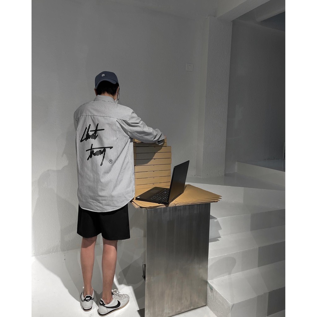 Áo Sơ Mi Kẻ Xám Dài Tay Thêu Chữ Chuột Trắng Vải Cotton Lụa Cao Cấp | BigBuy360 - bigbuy360.vn