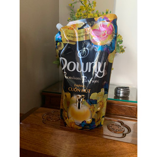 Nước xả vải Downy cuốn hút túi vàng 1,35L