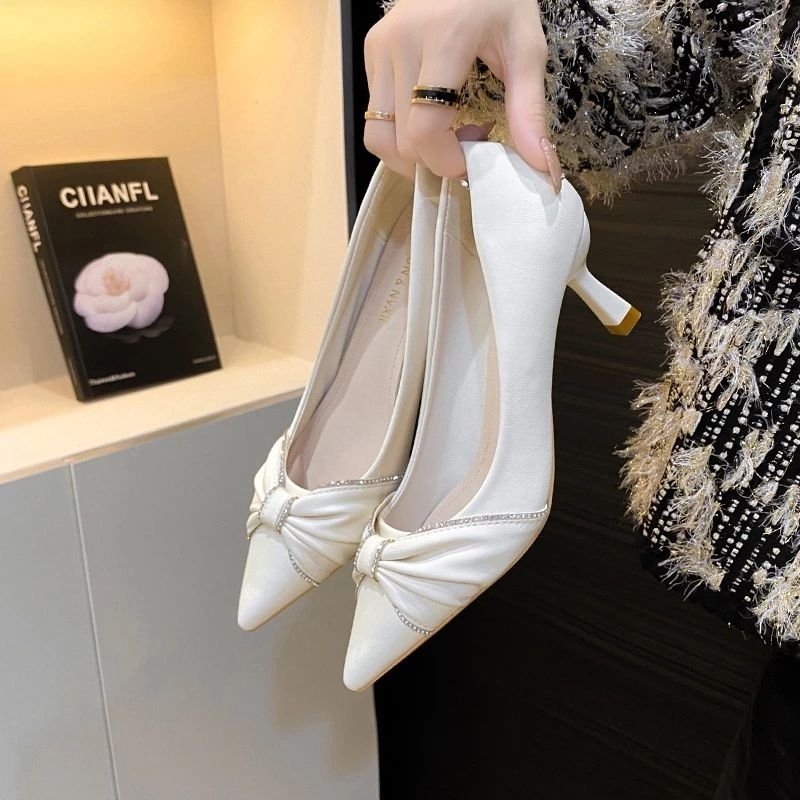 Giày cao gót nữ da mềm gót nhọn bít mũi nơ đá