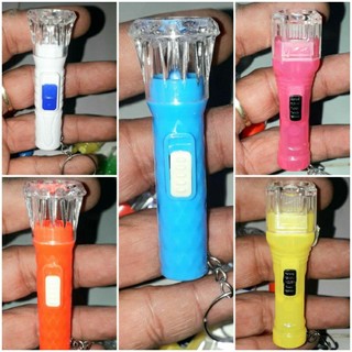 Một chiếc đèn pin mini làm móc khóa dài 6,6cm rất sáng kèm pin bằng nhựa