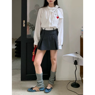 Áo sơ mi trắng cổ trụ đính nơ có logo thêu trái tim