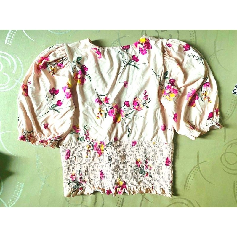 Áo croptop FOREVER 21 cổ V tay ngắn phồng bèo dúng eo hoa nền hồng pastel