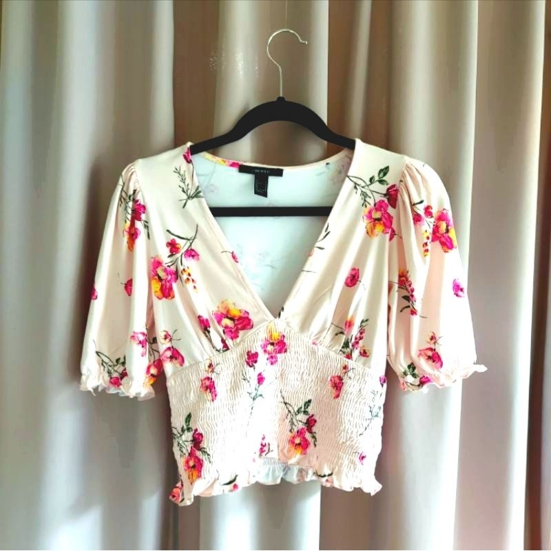 Áo croptop FOREVER 21 cổ V tay ngắn phồng bèo dúng eo hoa nền hồng pastel