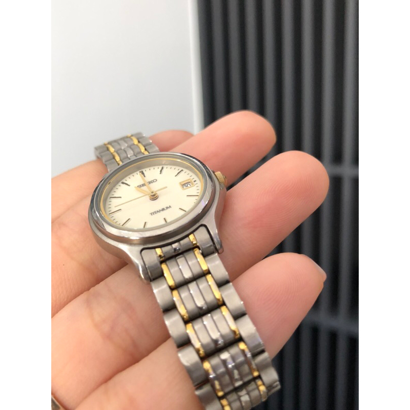 ĐỒNG HỒ NỮ SEIKO TITANIUM SIÊU NHẸ