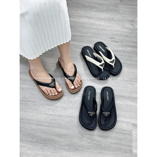 Dép xỏ ngón gắn tag prada xinh xắn, đế bằng chất da mềm mang êm chân - wantbj shoes