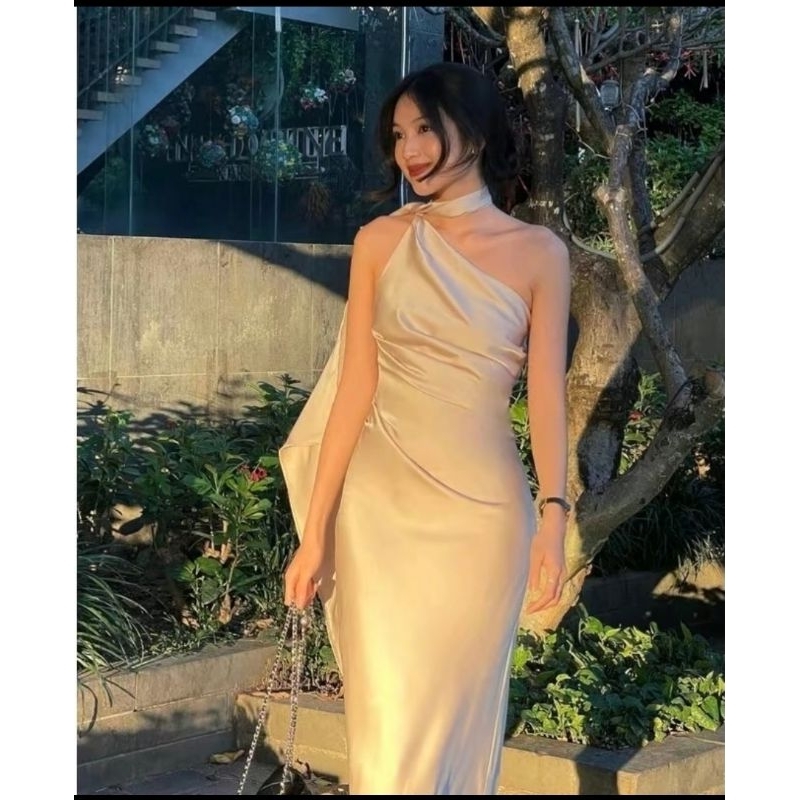 Đầm Lụa Cổ Yếm Hở Lưng Dáng Dài Sang Chảnh Selena Dress Sẵn Mút - Váy Lụa Thiết Kế Cao Cấpsp kĩ | BigBuy360 - bigbuy360.vn