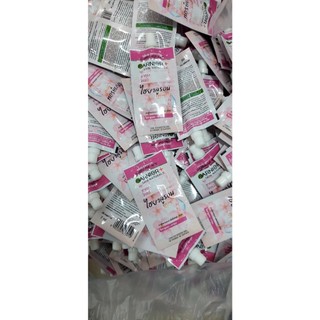 Một gói kem dưỡng garnier