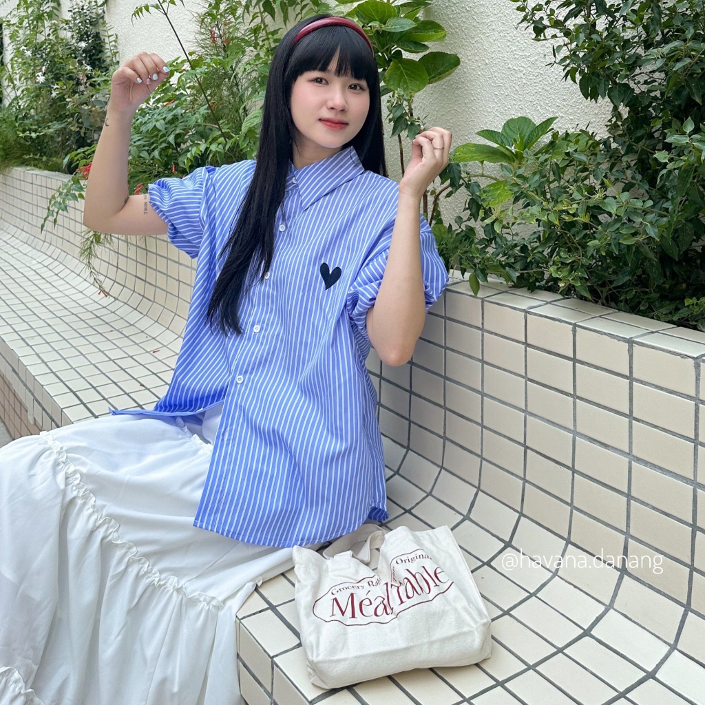 [ẢNH HAVANA CHỤP] Áo sơ mi kẻ sọc basic tay bồng thêu logo trái tim O284 | BigBuy360 - bigbuy360.vn