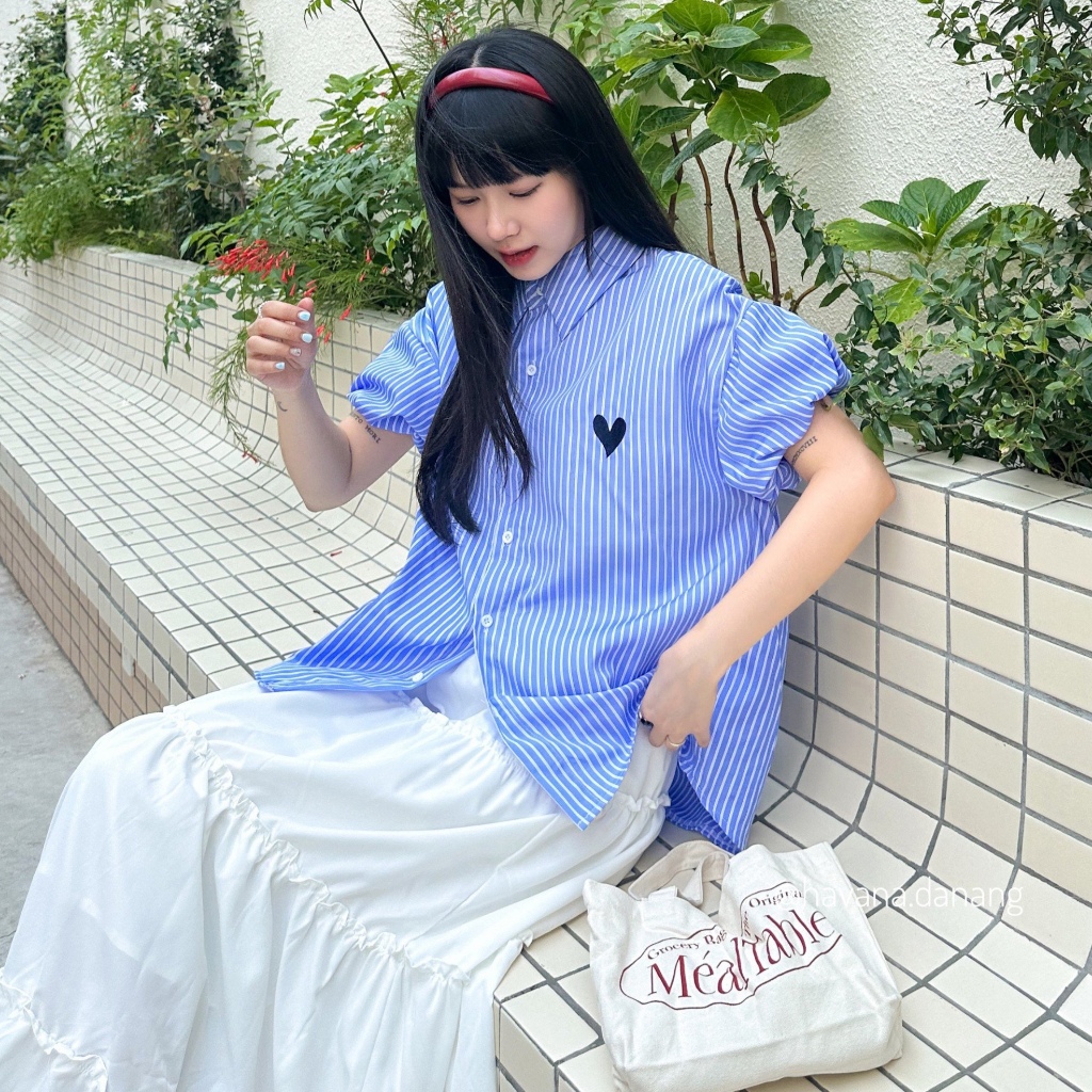 [ẢNH HAVANA CHỤP] Áo sơ mi kẻ sọc basic tay bồng thêu logo trái tim O284 | BigBuy360 - bigbuy360.vn