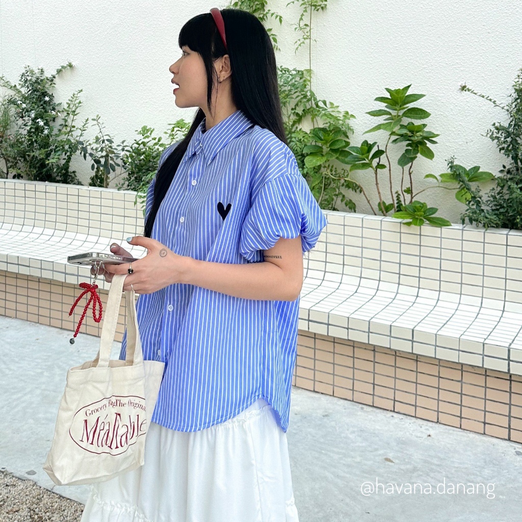 [ẢNH HAVANA CHỤP] Áo sơ mi kẻ sọc basic tay bồng thêu logo trái tim O284 | BigBuy360 - bigbuy360.vn