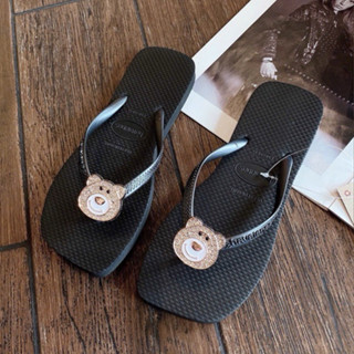 Dép Tông Kẹp Charm Gấu Dâu Mũi Vuông, Dép Xỏ Ngón Nữ Thời Trang Đi Biển - iDép DL100 (Đen, Trắng)