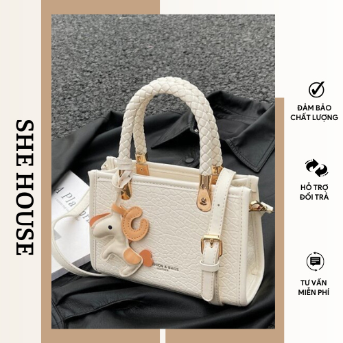 Túi xách cầm tay dáng vuông kèm móc khóa xinh xắn, có dây đeo túi thời trang