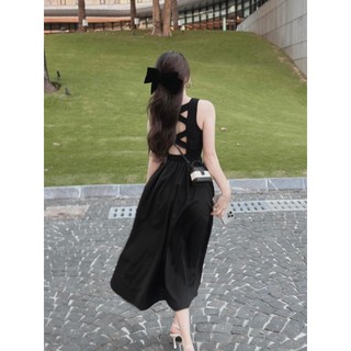 ĐẦM ĐEN ĐAN DÂY LƯNG XÒE